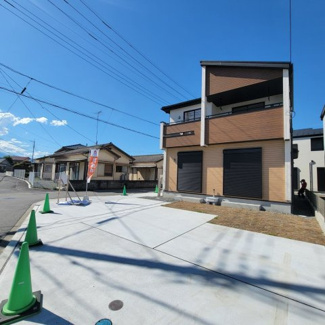 【外観】 | おしゃれなデザインの外観　南西角地で日当たりの良い邸宅です。