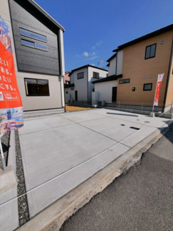 【駐車場】 | 車3台並列駐車可能な広々とした駐車場。