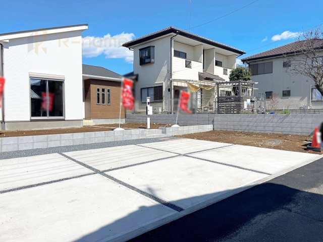 下妻市下妻11期　新築戸建て　1号棟の駐車場|カースペースは3台完備。ゲスト用のスペースも確保できますね♪