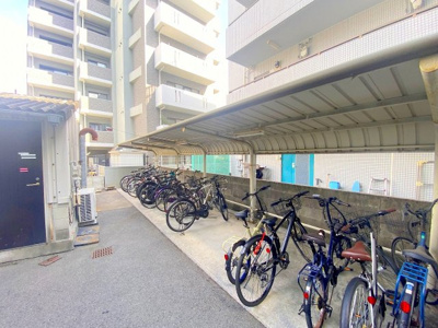 【その他共用部分】 | YビルⅢ | 駐輪場は屋根付きですので雨の日も困りません！