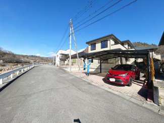 【前面道路含む現地写真】 | 道路側はスッキリとした環境です。