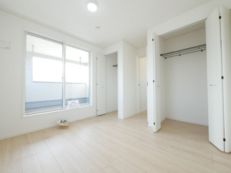 【洋室】 | 南アルプス市藤田 新築戸建全2棟 1号棟 敷地69坪 | 2階　洋室　5.7帖　二か所のクローゼット