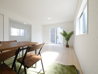 【居間・リビング】 | 南アルプス市藤田 新築戸建全2棟 1号棟 敷地69坪 | 17帖　南向きの明るいリビング