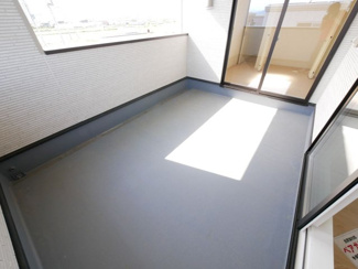 【バルコニー】 | 南アルプス市藤田 新築戸建全2棟 1号棟 敷地69坪 | 広々屋根付きインナーバルコニー
