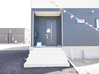 【玄関】 | 南アルプス市藤田 新築戸建全2棟 1号棟 敷地69坪 | 庇付きの玄関