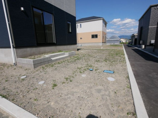 【庭】 | 南アルプス市藤田 新築戸建全2棟 1号棟 敷地69坪 | 広々とした南庭