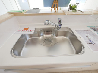 【キッチン】 | 南アルプス市藤田 新築戸建全2棟 1号棟 敷地69坪 | 浄水器一体型水栓付きシンク
