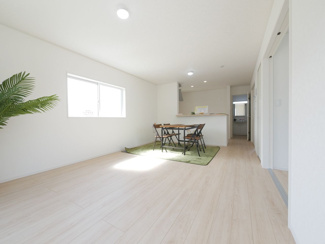 【居間・リビング】 | 南アルプス市藤田 新築戸建全2棟 1号棟 敷地69坪 | 1階17帖LDK。2面採光で明るく開放的な空間。ファミリークロークもある為、家族分の衣類や身の回りの物をひとまとめに収納できます。