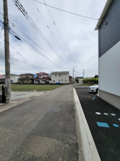 【前面道路含む現地写真】 | 前面道路幅員4.7ｍ　交通量も少なく、車庫入れも楽々