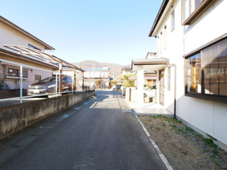 【前面道路含む現地写真】 | 前面道路：西4.0ｍ　4.0mの幅があるので、駐車時や方向転換がスムーズ