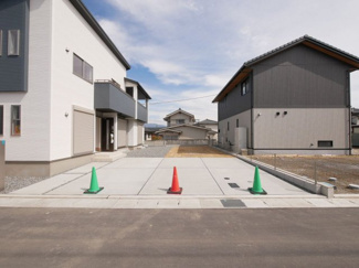 【駐車場】 | カースペースは並列3台+庭付きの広々とした邸宅です。