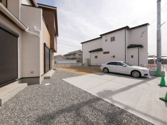 【駐車場】 | 並列3台駐車可能。駐車場の奥には南面お庭があります。