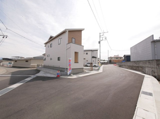 【前面道路含む現地写真】 | 1号棟は北西角地。西側は6.0ｍで車庫入れが苦手な方でも安心。