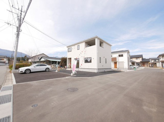 【外観】 | 南アルプス市寺部 新築戸建 全2棟1号棟 南東角地 車3台可 角地の開放感を活かした堂々たる佇まい。