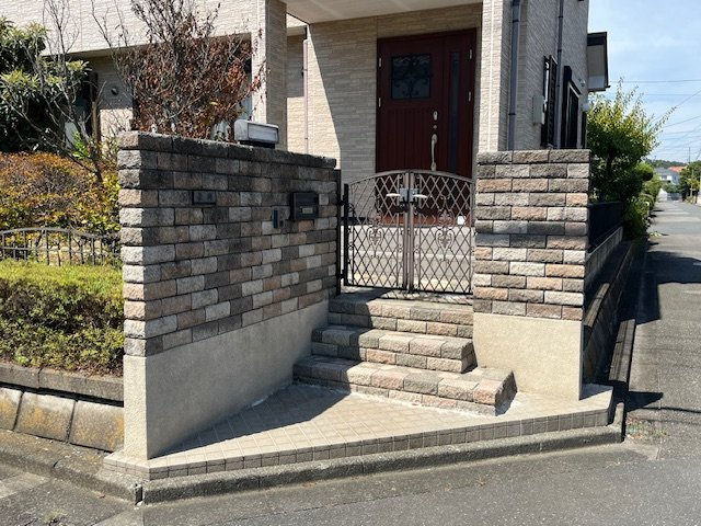 【中古】比企郡鳩山町楓ヶ丘中古住宅の玄関|綺麗な玄関アプローチです☆