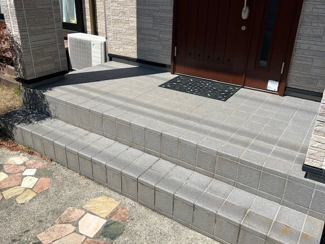 【中古】比企郡鳩山町楓ヶ丘中古住宅の玄関|綺麗な玄関アプローチです☆