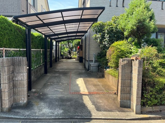 【中古】比企郡鳩山町楓ヶ丘中古住宅の駐車場|カーポートです☆屋根付き♪