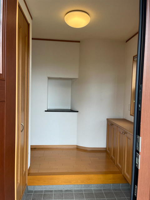 【中古】比企郡鳩山町楓ヶ丘中古住宅の玄関|毎日通る明るい玄関ホールです！

