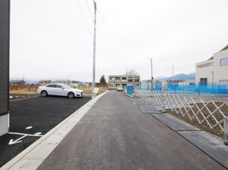 【前面道路含む現地写真】 | 前面道路は西で道路幅は4.5ｍです。