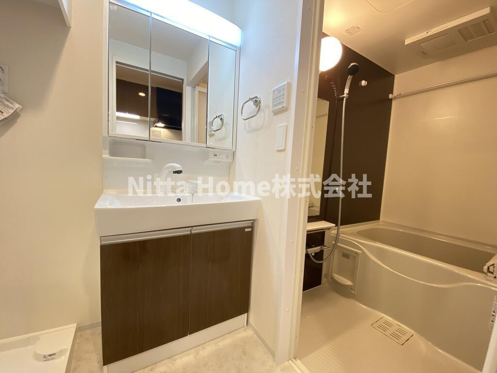 ラフィーネ（Ｒａｆｆｉｎｅ）の洗面所|シャワー付きの洗面台朝の準備も楽々です◆