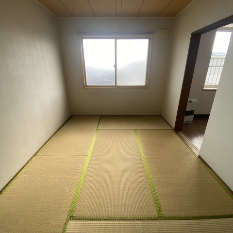 コーポ中畑の和室|畳の上でゆっくりとくつろげる和室です