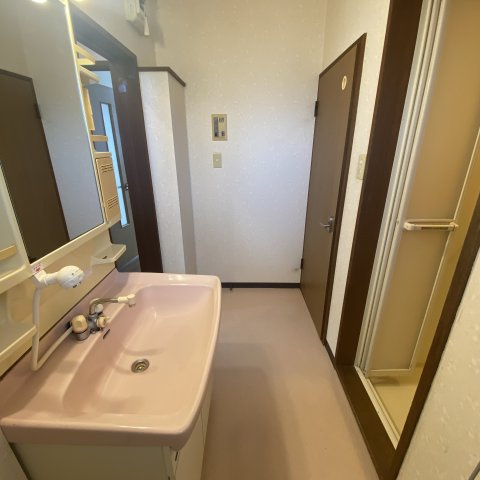 コーポ中畑の洗面所|ゆったりとスペースのある洗面所