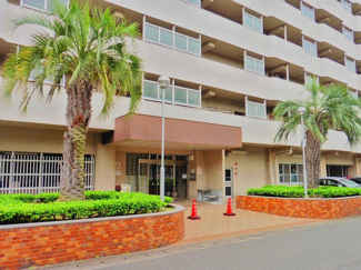 【エントランス】 | 敷地すべてに管理が行き届いていて、安心できます。まず、清潔です。