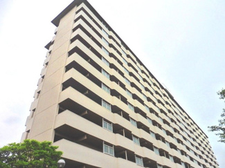 【外観】 | マンションの顔となるエントランスは重厚感漂う装いでお客様をお出迎えします。 