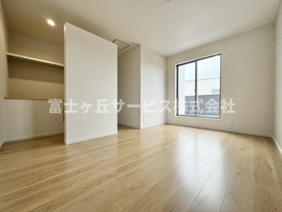 【寝室】 | 静岡市清水区三保 31期 新築一戸建て 1号棟 | 落ち着いて過ごせる寝室です
吊り下げタイプの室内物干し用ポールがついています