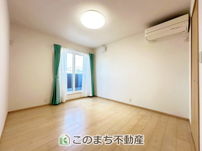 【洋室】 | 宇都宮市鶴田町戸建（区画整理地） | 採光も確保されたお部屋です。大きいベッドを置いても余裕のあるゆとり空間。
