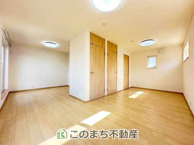 【洋室】 | 宇都宮市鶴田町戸建（区画整理地） | 陽光がふんだんに降り注ぐお部屋です。陽だまりの空間で、プライベートなお家時間も快適にお過ごしいただけます♪