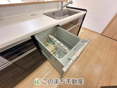 【設備】 | 宇都宮市鶴田町戸建（区画整理地） | あったらいいなの代表的な設備である食洗機。ビルトイン型で、おさまりもよく、使い勝手も良好です。料理をするのは好きだけど、後片付けは苦手な方に重宝します。洗う手間がないので、時間を有効に使えますね。
