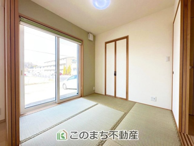 【和室】 | 宇都宮市鶴田町戸建（区画整理地） | お子様のお昼寝にも便利な和室です。大きな窓から暖かな日差しが差し込みます♪
