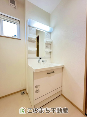 【独立洗面台】 | 宇都宮市鶴田町戸建（区画整理地） | シャンプードレッサーで朝の身支度♪伸びるホースでお掃除も簡単清潔です！
