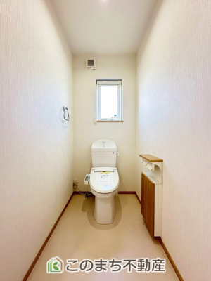 【トイレ】 | 宇都宮市鶴田町戸建（区画整理地） | 小窓から換気ができて清潔なトイレスペース☆ウォシュレット搭載です！
