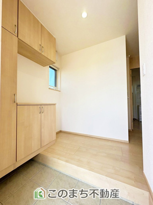 【玄関】 | 宇都宮市鶴田町戸建（区画整理地） | 広々とした玄関スペース♪たくさんの靴を収納できる下駄箱もございます。
