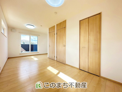 【洋室】 | 宇都宮市鶴田町戸建（区画整理地） | 柔らかい陽光が差し込む明るいお部屋を演出する設計。彩光の取れる窓が気持ちの良いお部屋を創り上げます。
