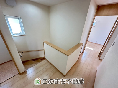 【内装】 | 宇都宮市鶴田町戸建（区画整理地） | 手すり付きで小さなお子様にも安心の階段スペースです☆
