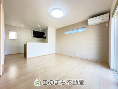 【居間・リビング】 | 宇都宮市鶴田町戸建（区画整理地） | オープンでのびやかな空間を生み出す、こだわりの広がりとゆとり。家族と過ごす時間を大切にしたい方にぴったりの明るくゆとりある住空間です。
