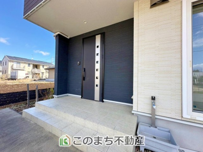 【玄関】 | 宇都宮市鶴田町戸建（区画整理地） | 玄関周りは家の顔！スタイリッシュな玄関が特徴です！
