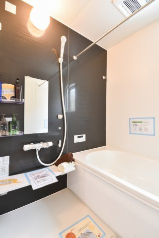 富士見市鶴馬２丁目の新築一戸建の浴室|1坪タイプのゆったりとしたお風呂で一日の疲れを癒してください。浴室乾燥機つきで雨の日にお洗濯物を乾かせて便利です。