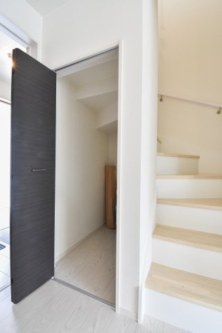 富士見市鶴馬２丁目の新築一戸建の収納|階段下のスペースを生かした収納は家電や掃除用具などを収納できます。
