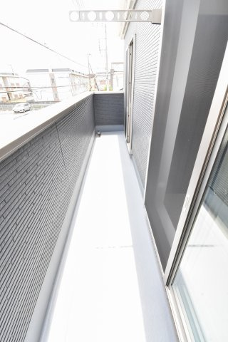 富士見市鶴馬２丁目の新築一戸建のバルコニー|2部屋から出られるバルコニーはたっぷり干せてお洗濯物が多い日も安心です。