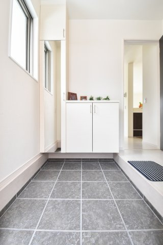 富士見市鶴馬２丁目の新築一戸建の玄関|スタイリッシュな玄関スペース。姿見鏡付のシューズボックスでお出かけ前の身だしなみチェックもバッチリです。