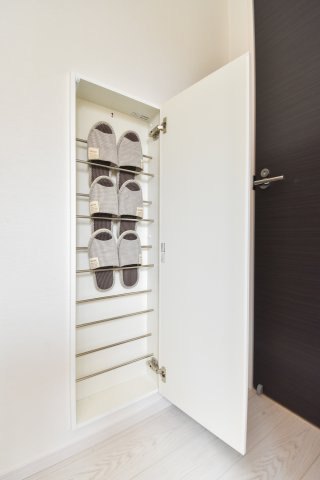 富士見市鶴馬２丁目の新築一戸建の収納|玄関ホールには壁厚を利用したスマートなスリッパ収納付きです。