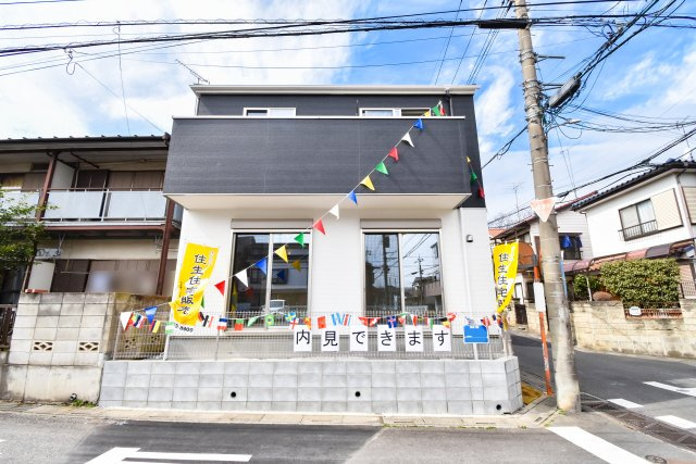 富士見市鶴馬２丁目の新築一戸建の外観|2025年3月撮影　
明るく開放的な三方角地に建つ新築一戸建て！ 鶴瀬駅徒歩12分、ららぽーと富士見まで自転車で約5分！ 生活利便性の高い立地です。 資料請求やご見学などお気軽にお問い合わせください。