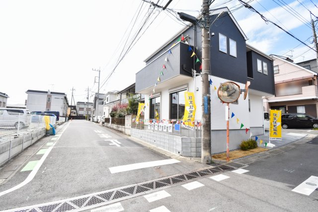富士見市鶴馬２丁目の新築一戸建の前面道路含む現地写真|三方角地にて開放的＆陽当り良好！ 周辺は低層住宅が建ち並ぶ落ち着いた住環境です。