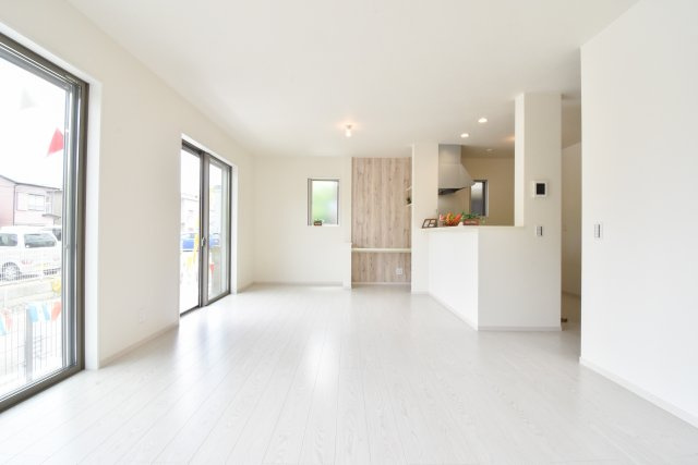 富士見市鶴馬２丁目の新築一戸建の居間・リビング|2025年6月撮影　
18帖のLDKは対面キッチン採用で開放感たっぷです。陽光が降り注ぐ明るい空間は家族でゆったりとくつろげます。
内覧いつでも可能です、お気軽にお問い合わせください。