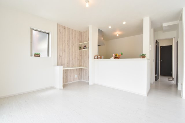 富士見市鶴馬２丁目の新築一戸建の居間・リビング|対面キッチンならお料理の配膳や片付けもスムーズです。家族との会話を楽しみながらお料理することが出来ます。