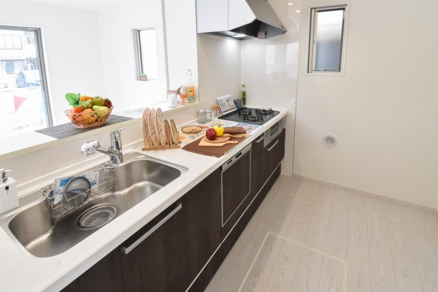 富士見市鶴馬２丁目の新築一戸建のキッチン|スマートに収納できるスライドタイプのキッチンキャビネットです。